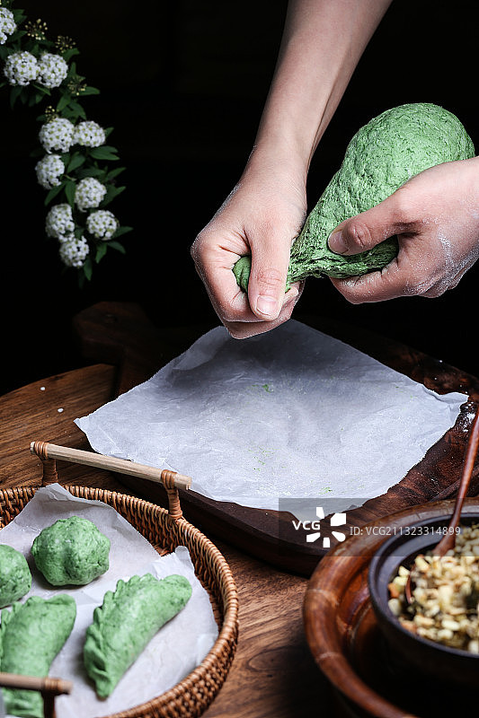 制作中式传统清明节小吃艾草青团组图图片素材