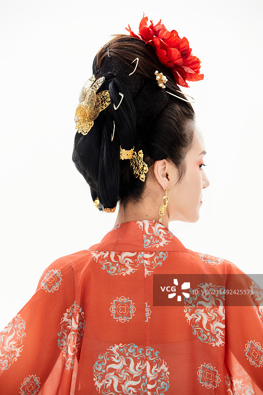 白色背景下穿着中国唐朝服饰的少女图片素材