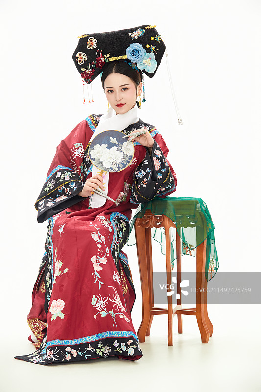 白色背景下穿着中国清朝宫廷服饰的少女图片素材