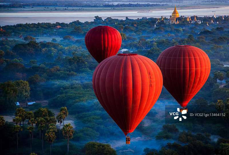 紅色熱氣球在緬甸曼德勒地區nyung - u的叢林上空圖片素材