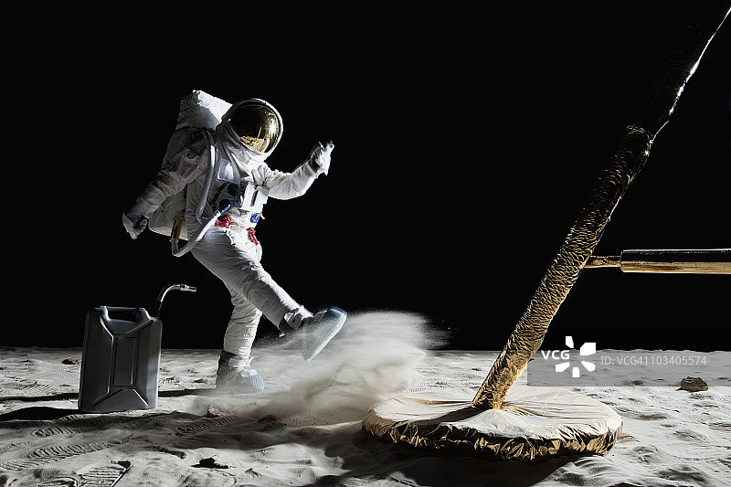 一个愤怒的宇航员在月球上没气了图片素材