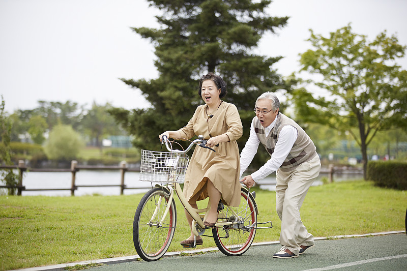 騎自行車的老年夫婦攝影圖片素材