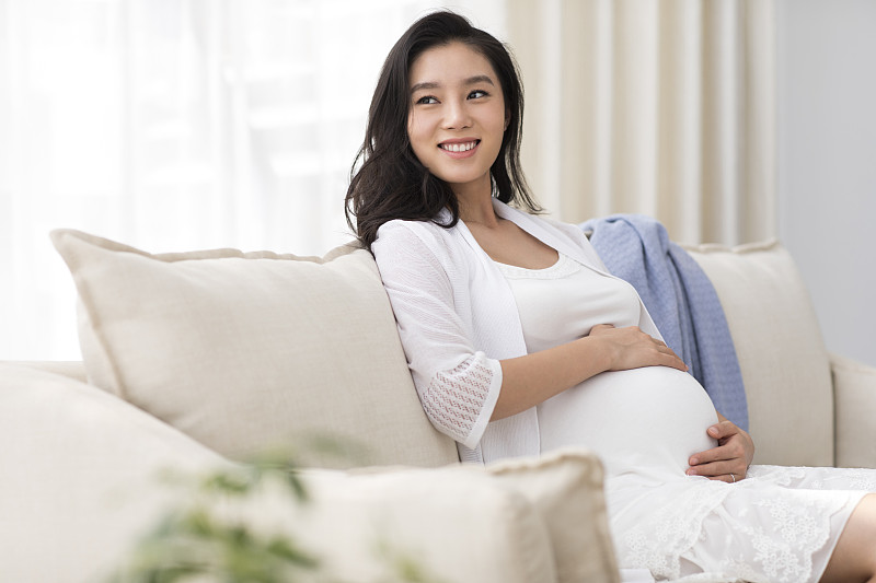 年輕孕婦在家休息圖片素材