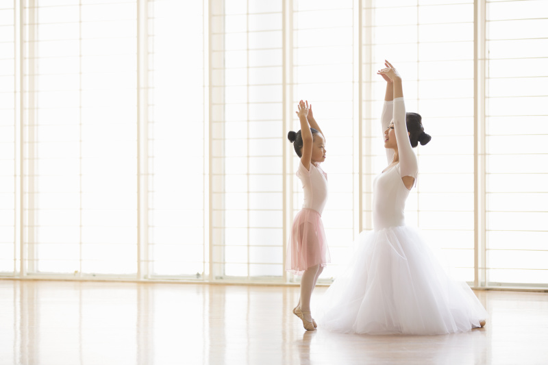 芭蕾舞老師教年輕的芭蕾舞演員圖片素材