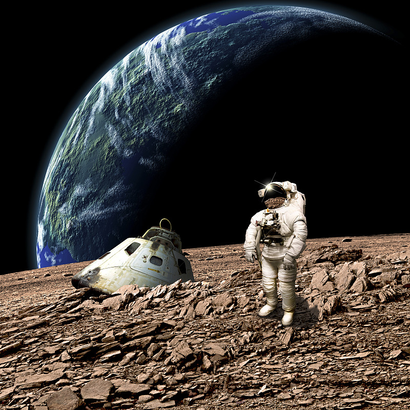 一名宇航員在被困在一個貧瘠的星球后，正在調查自己的情況。背景中有一顆類地行星在發光。圖片素材