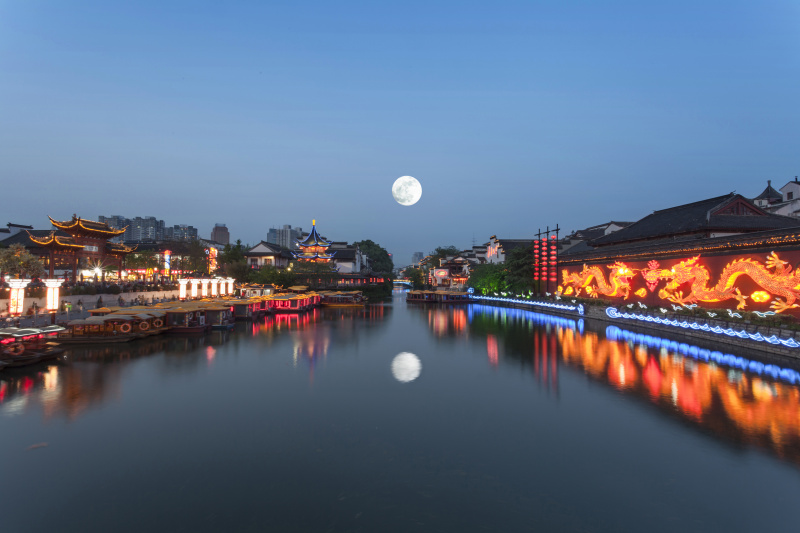 中國江蘇省南京市的秦淮河在晚上滿月圖片素材