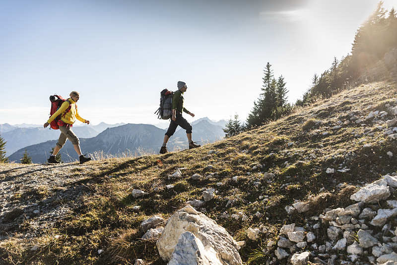 一對夫婦在奧地利的山上徒步旅行圖片素材