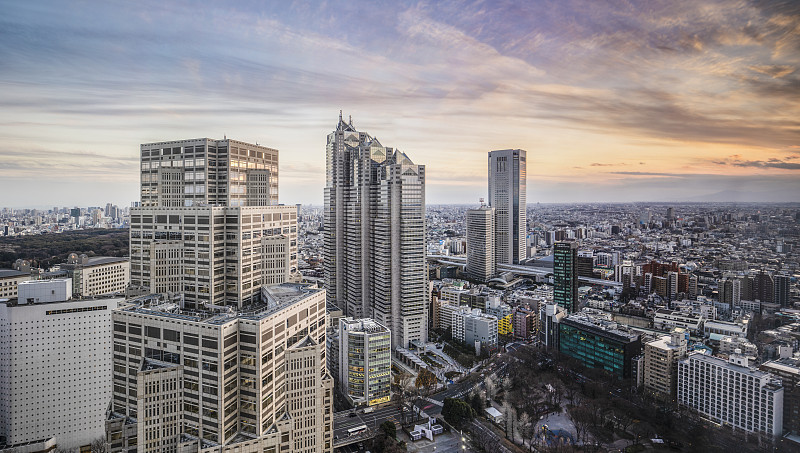 日落時分，日本東京新宿的高樓大廈。圖片素材