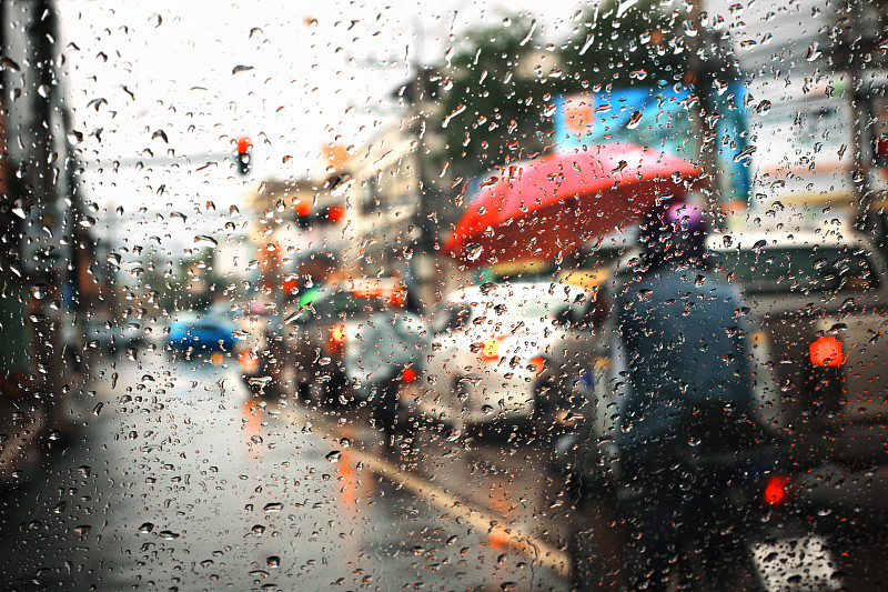 全幀拍攝濕車窗在雨季圖片素材