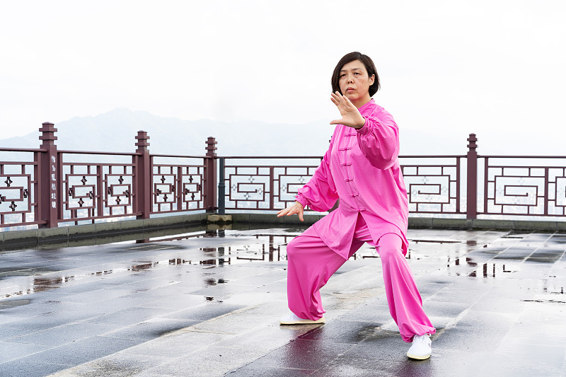 亞洲婦女在打太極拳圖片素材