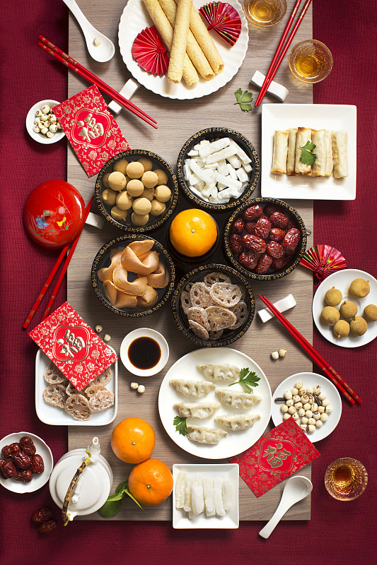 平鋪中國新年團圓飯，食物和飲料。大理石頂部背景。圖片素材
