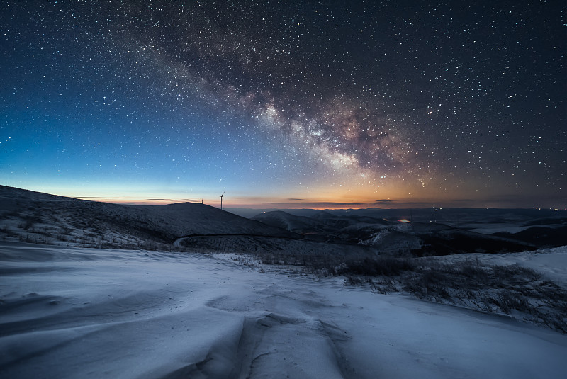 銀河在冬天升起在山上。圖片素材