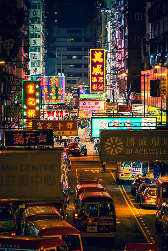 高角度的公共汽車在街道上照亮城市在晚上圖片素材
