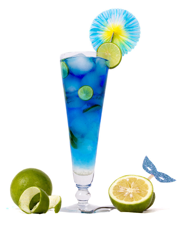 藍色瀉湖飲料的特寫與夏季裝飾在白色的背景圖片素材