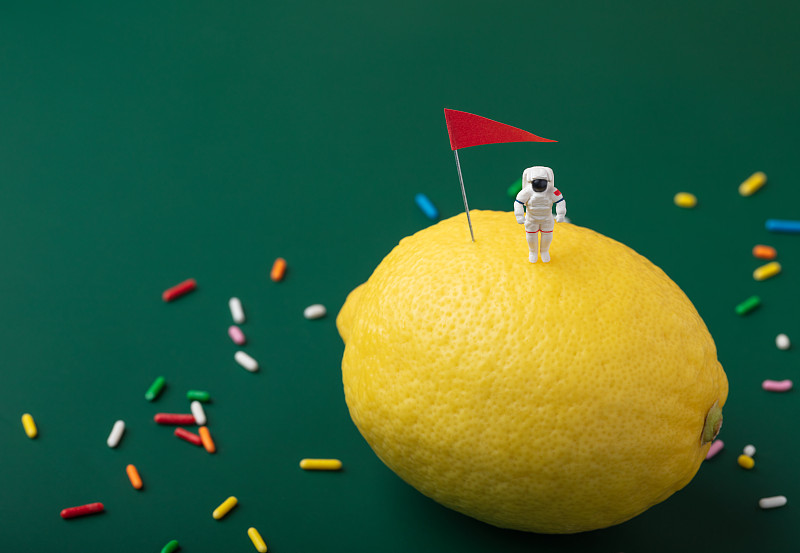檸檬糖果上的宇航員圖片素材