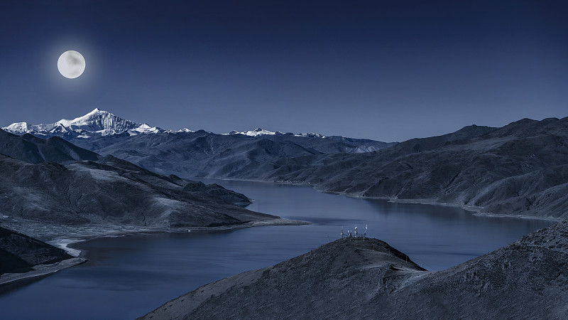月光下的羊湖圖片素材
