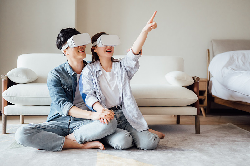 亞洲年輕情侶在家使用VR眼鏡圖片素材