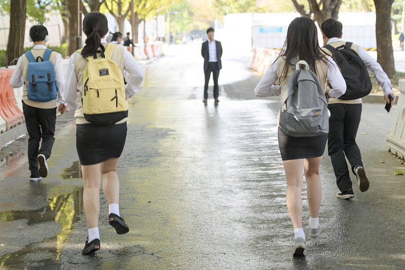 高中學生的日常生活，亞洲青少年學生穿著校服和朋友上大學288圖片素材