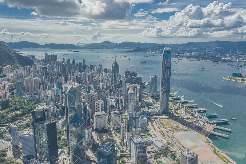 航拍香港中環，國際金融中心CBD，地產，藍天白云，維多利亞港圖片素材