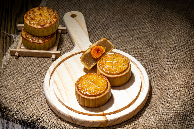 中國傳統節日，中秋佳節蛋黃蓮蓉月餅美食圖片素材