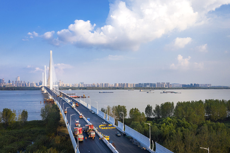 建設中的長江五橋鋪瀝青作業圖片素材