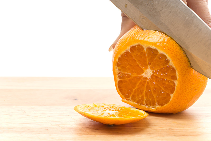 裁剪手握橙色片在白色的背景圖片素材