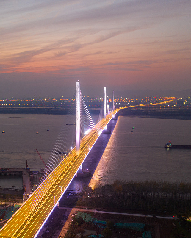 夜晚的南京長江五橋燈光璀璨，美侖美奐圖片素材
