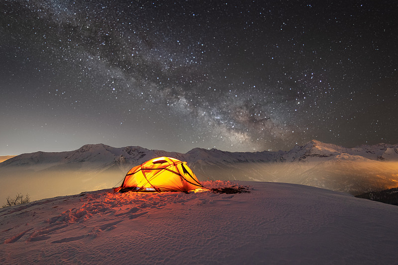 意大利皮埃蒙特奧勒克斯的夜景帳篷圖片素材