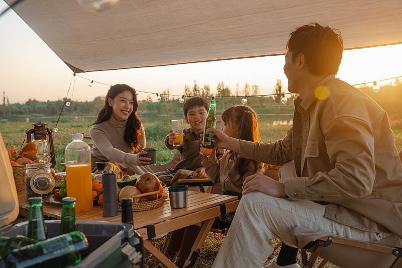 一家四口在露營地野餐圖片素材