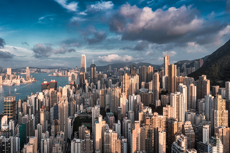航拍視角下的香港維多利亞港-港島區城市天際線全景圖片素材