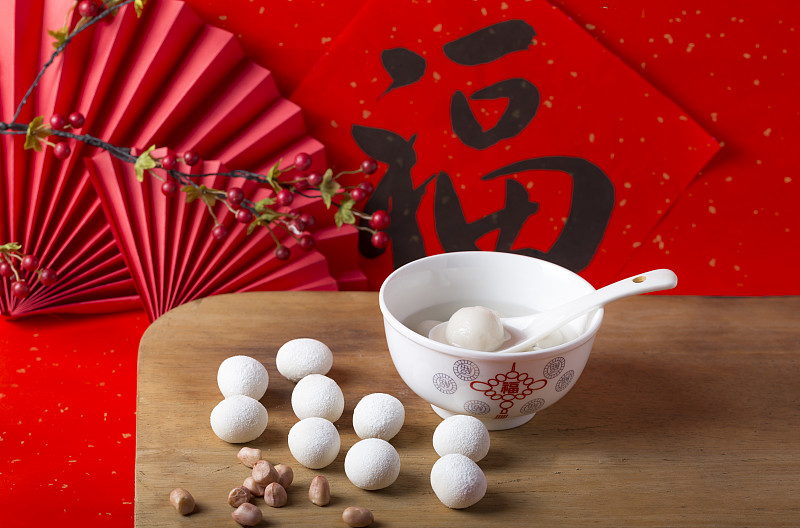福字琿春和紅色折紙背景的中國傳統美食湯圓特寫圖片下載