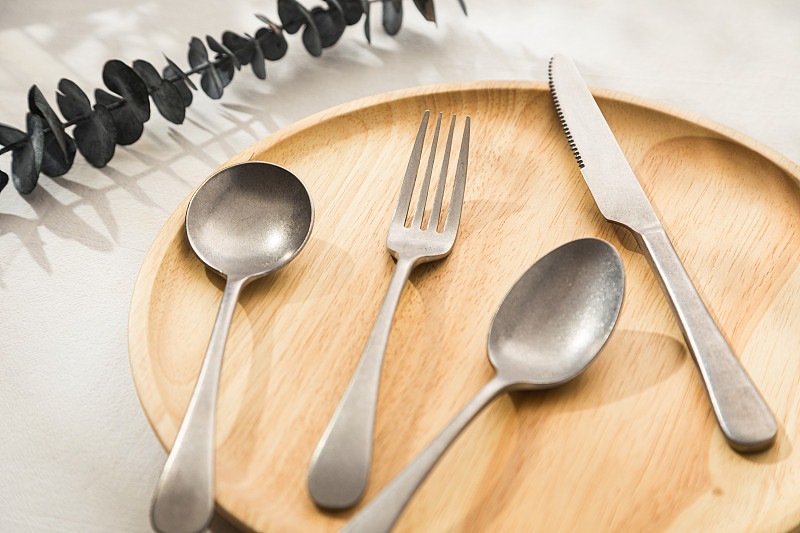 桌子上的復古不銹鋼的刀叉勺餐刀餐叉勺子餐具圖片素材