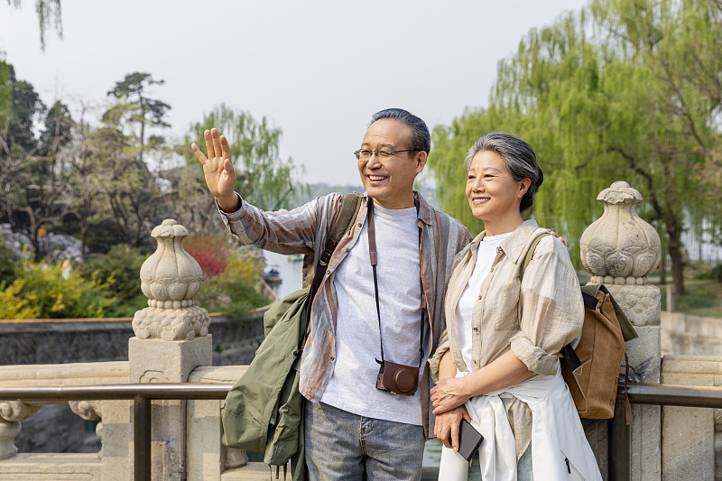 老年人City walk系列:老年夫妻在北京北海公园旅行图片下载