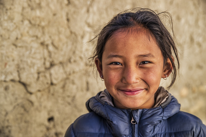 西藏年輕女孩的肖像，上野馬，尼泊爾圖片下載