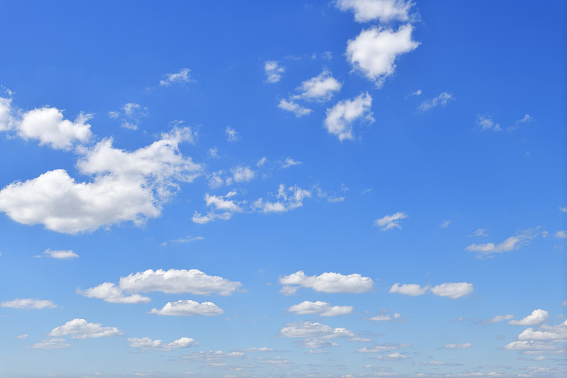 湛藍的天空中的云朵。圖片素材