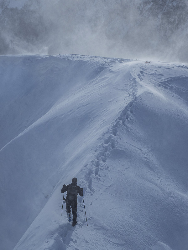 暴風雪中的登山者圖片素材