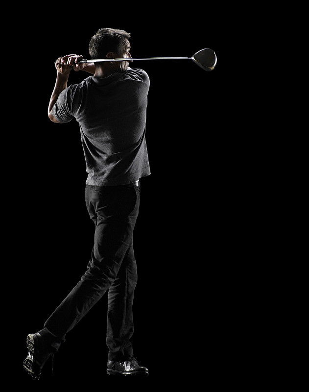 男性高爾夫球手開球與駕駛高爾夫球桿圖片素材