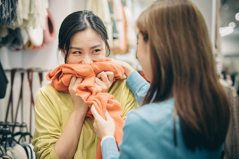 兩個亞洲女人一起在服裝店購物。圖片素材