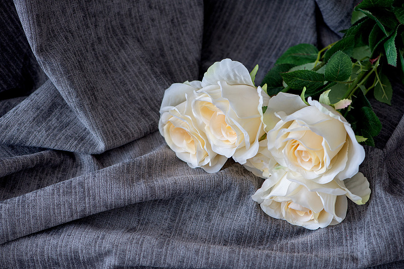 灰色背景上的白玫瑰花束的特寫圖片素材