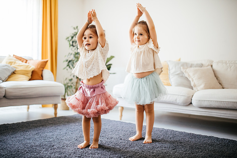 小女孩在家里跳芭蕾舞圖片素材