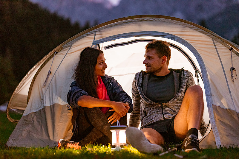 在山上露營的年輕夫婦圖片素材