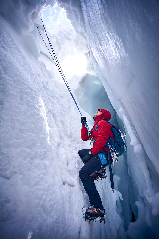 在奧地利蒂羅爾的大文迪格冰川裂縫中攀登的登山者圖片素材