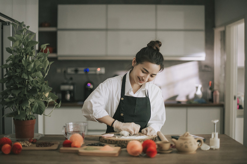 一位亚洲华裔美女在厨房制作中国传统的中秋节雪皮月饼图片下载
