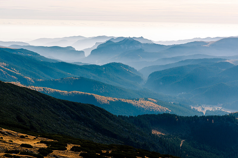 羅馬尼亞喀爾巴阡山脈的分層山脈圖片素材