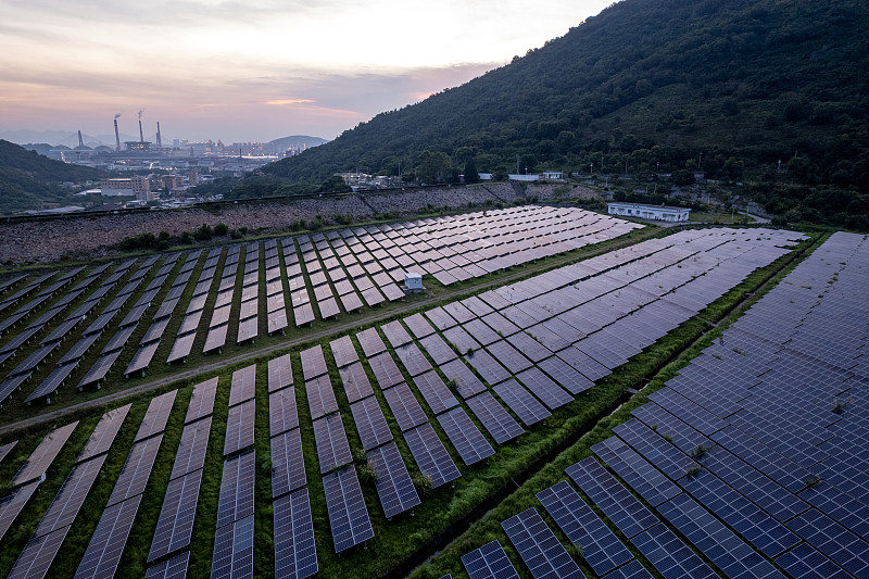 暮色中的太陽能發電廠攝影圖片