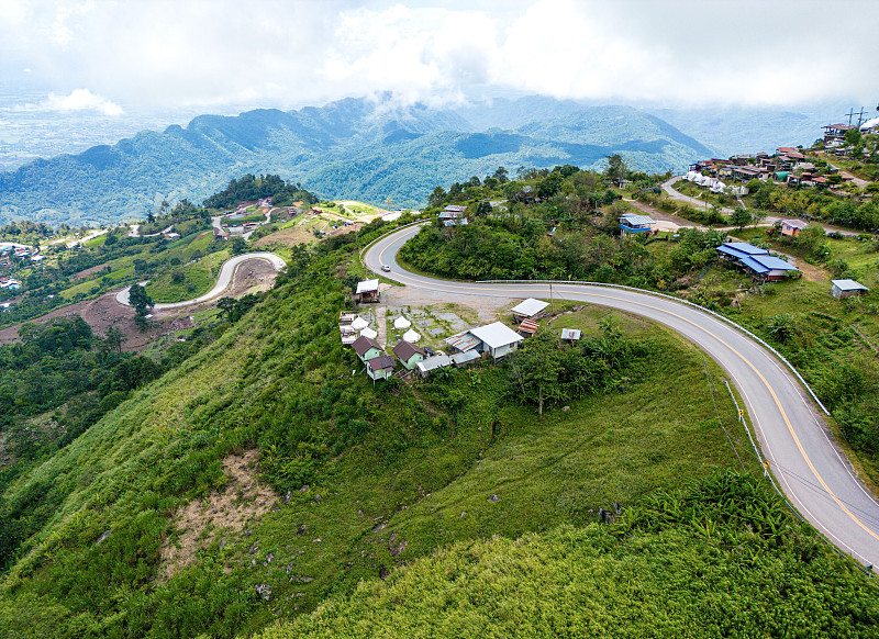 在泰國，汽車在蜿蜒的山路上行駛的鳥瞰圖攝影圖片