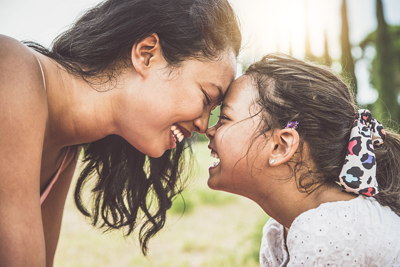 亚洲母亲和女儿一起在外面微笑-幸福的家庭有爱的时刻-母亲和幸福的生活方式的概念图片下载