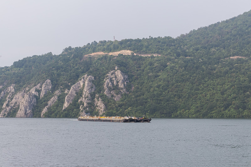 多瑙河和坦克船的全景。羅馬尼亞和塞爾維亞之間的邊界。攝影圖片