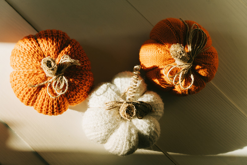 用白色和橙色線編織的裝飾性南瓜。手工制作的。萬圣節零廢物概念。DIY裝飾攝影圖片