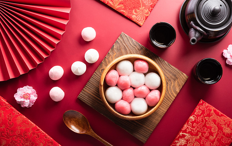 湯圓(甜湯圓)是中秋節、冬至(冬至)和中國新年的傳統美食，以梅花和茶為紅色背景。圖片下載